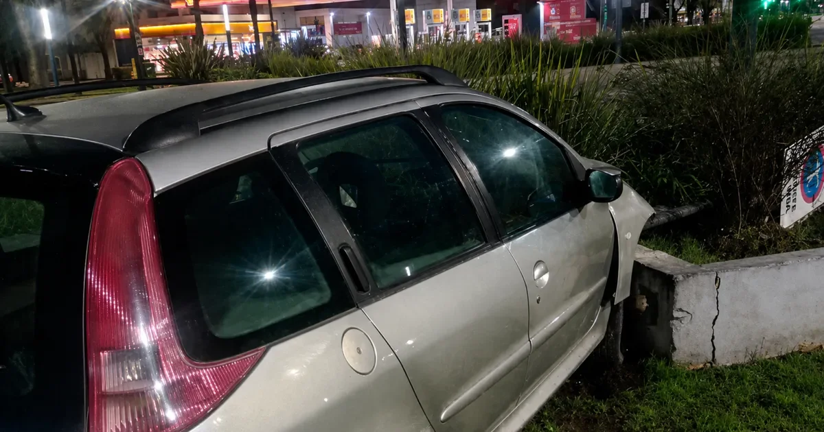 Accidente en La Plata causa caos en el tránsito: auto se incrusta en cantero de 7 y 32