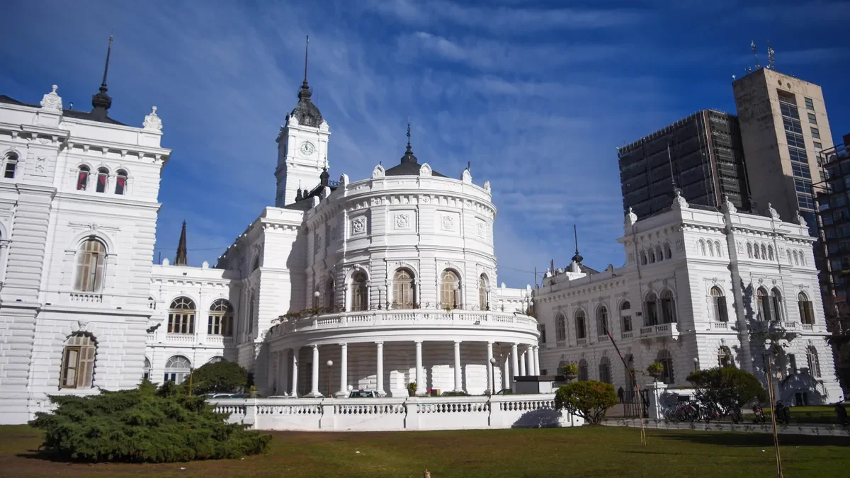 Alak enfrenta críticas en La Plata por la falta de transparencia en la rendición de cuentas