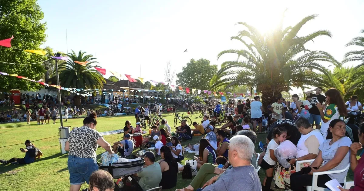 Arturo Seguí se viste de fiesta: desfile y festival artístico en su 98° aniversario