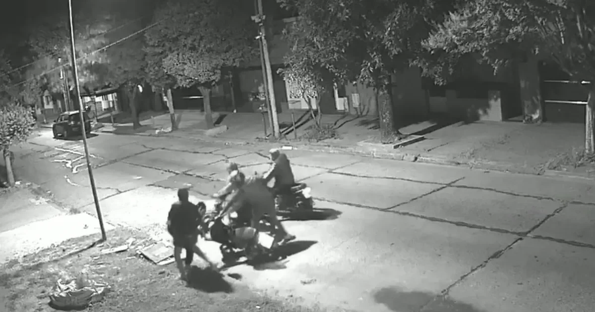 Aumenta la inseguridad en La Plata: motochorros roban en pleno barrio a un vecino