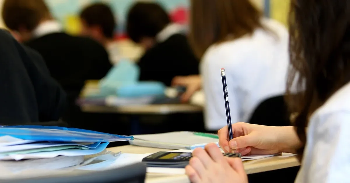 Aumento del 7,5% en cuotas de colegios privados en La Plata genera preocupación entre padres.