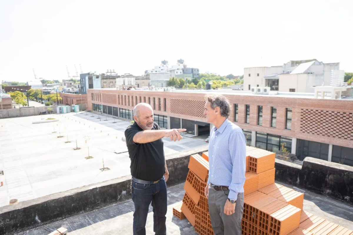 Avanza la obra de la Casa de la Provincia y la Rambla Municipal en Ensenada, impactando a los comerciantes locales.