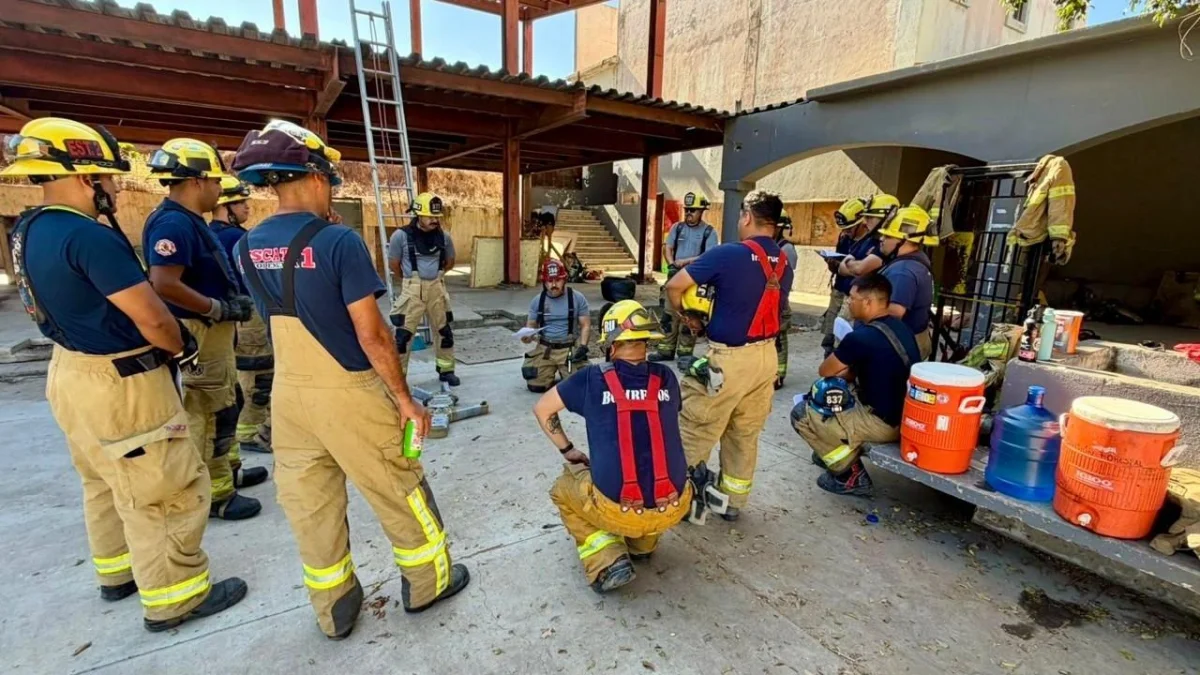 Bomberos de Ensenada celebran la finalización de la primera nivelación de su nuevo equipo