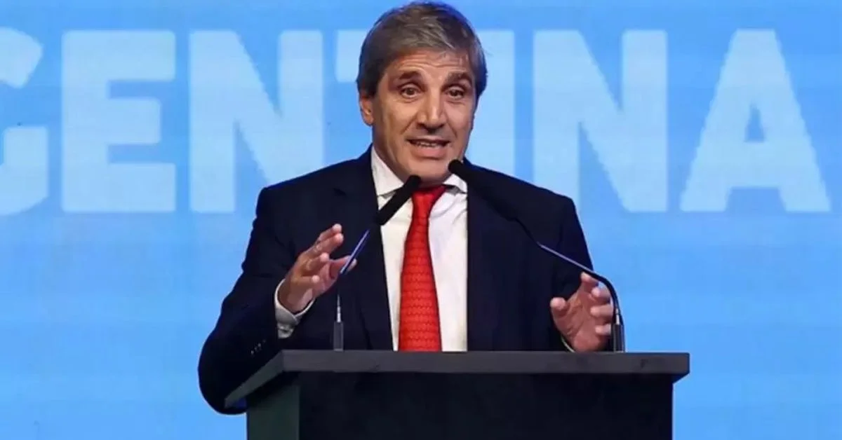 Caputo responde a reclamos de devaluación: tensión en el ámbito económico nacional