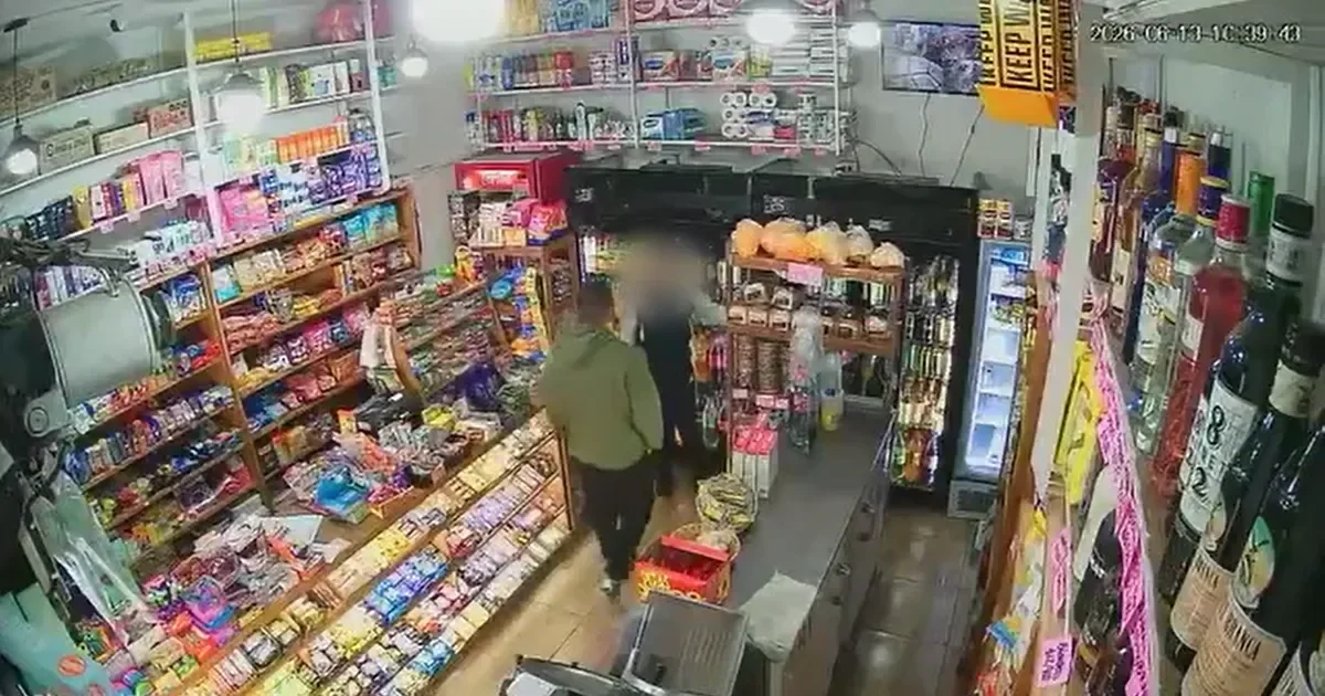 Denuncian acoso en un kiosco de La Plata: mujer escapa de un intento de beso