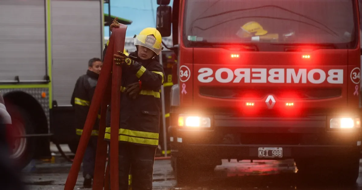 Desplazados por incendio: un PH en Villa Elvira queda completamente reducido a cenizas