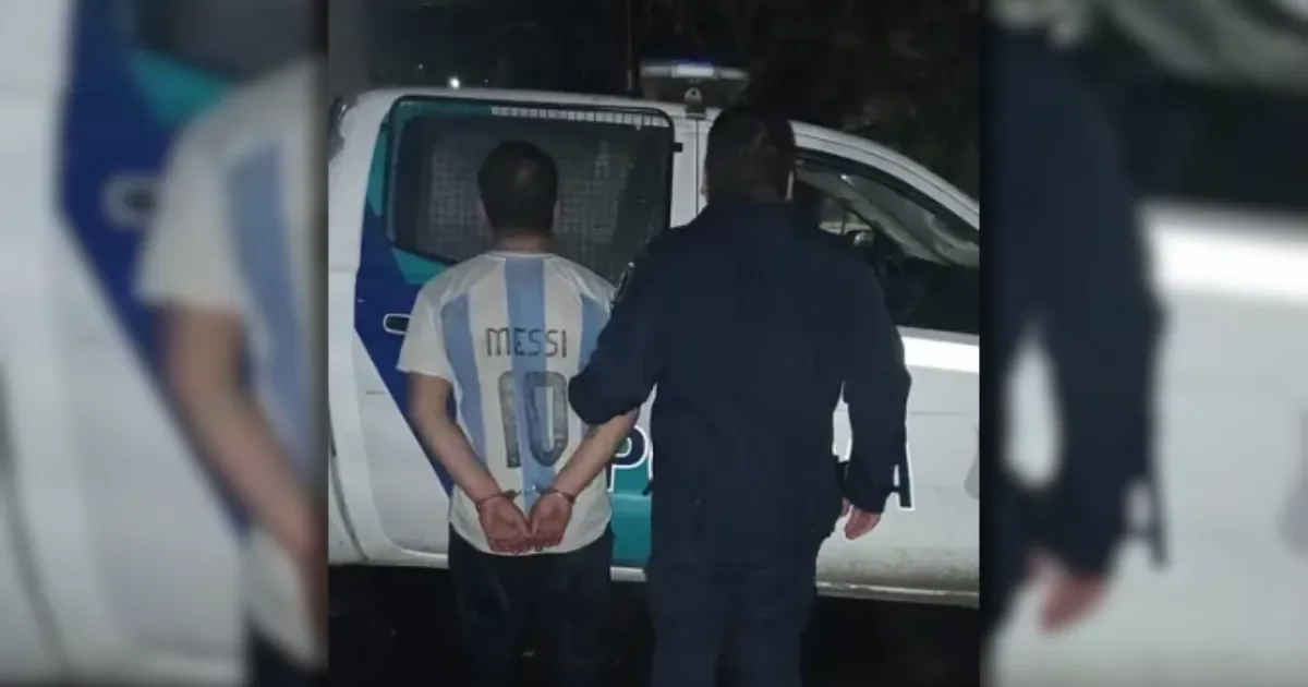 Detenido tras agredir a dos policías en La Plata mientras lucía la camiseta de Messi