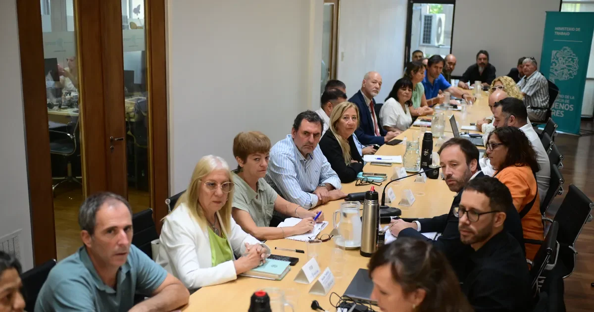 Docentes de La Plata esperan respuesta tras el anuncio de aguinaldo de la Provincia