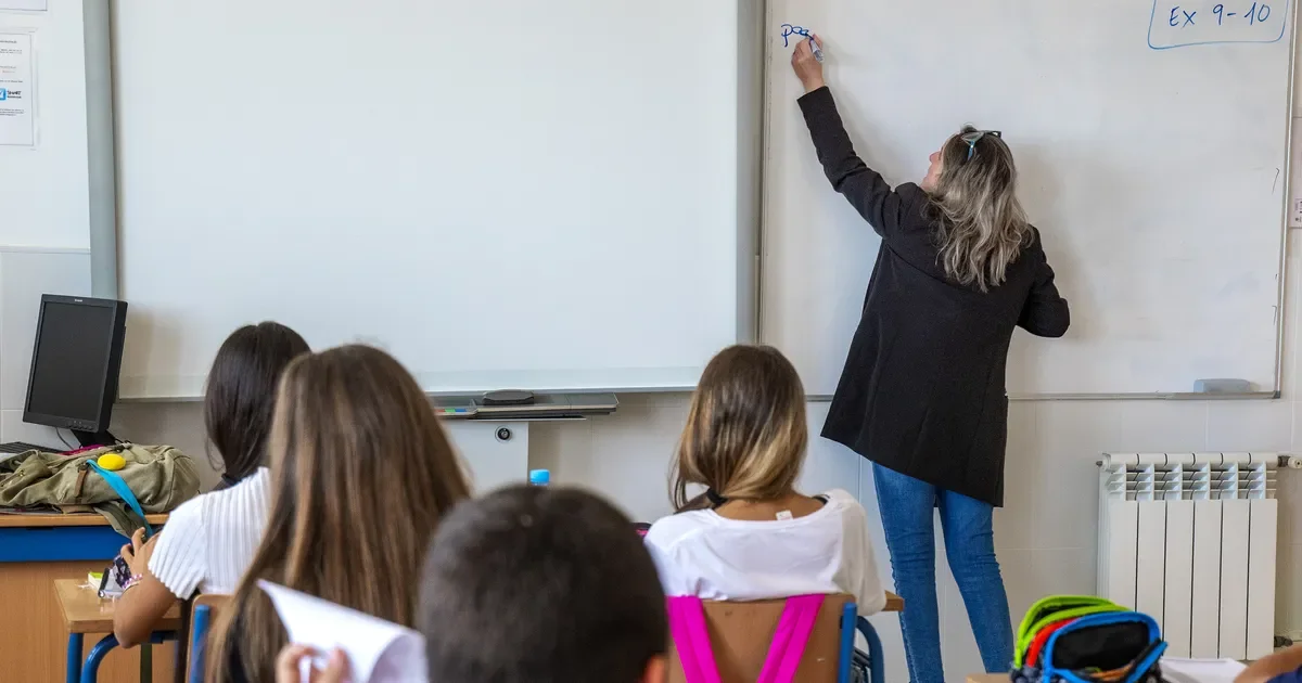 Docentes de La Plata exigen mejoras salariales en paritarias tras reunión sin propuestas.