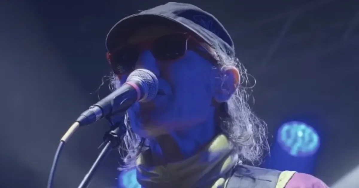 Emoción en La Plata: Skay Beilinson rinde homenaje al Indio Solari en su recital