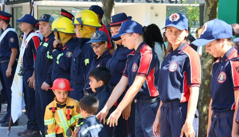 Ensenada rinde homenaje a sus héroes: 130 años de Bomberos Voluntarios en un emotivo desfile