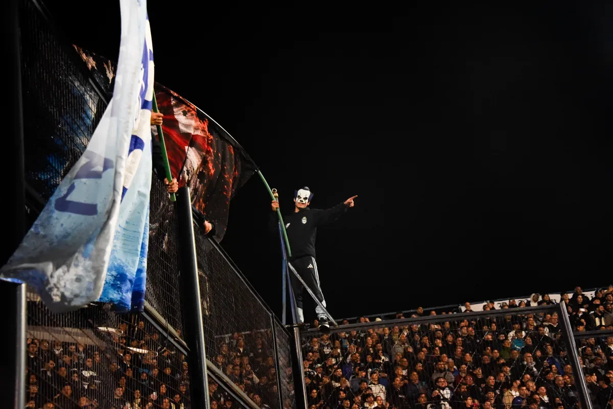 Gimnasia triunfa en el Bosque y despierta la euforia de los hinchas en La Plata