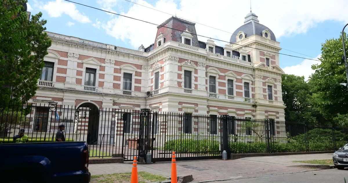 Gremios en La Plata presionan por paritarias a días de la liquidación del aguinaldo