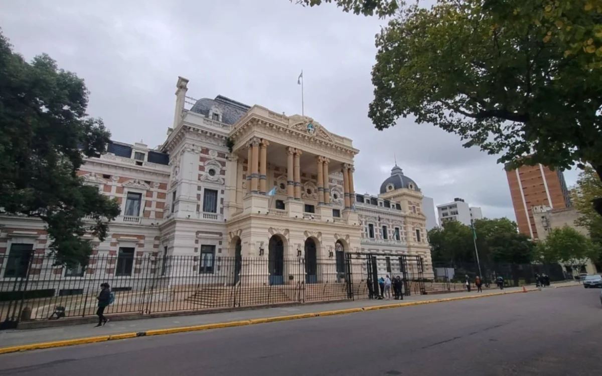 Gremios exigen a la provincia reabrir la negociación salarial para estatales y docentes en La Plata