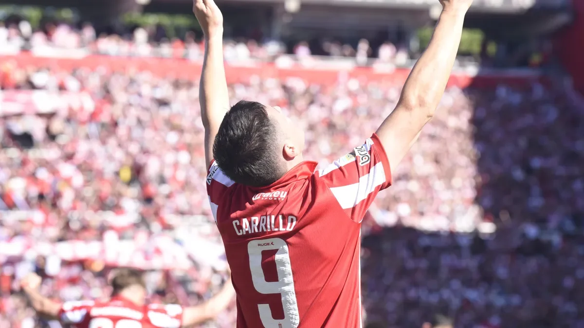 Guido Carrillo agradece el emotivo homenaje de una fanática en La Plata