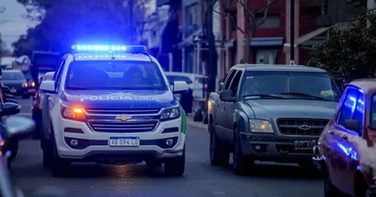 Inseguridad en La Plata: un ladrón asalta pizzería cerca de los Tribunales y escapa con dinero.