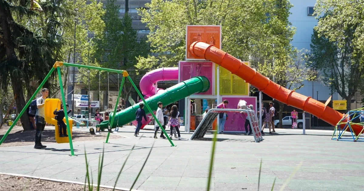 Ley Joaquín se implementa en La Plata: cambios significativos en escuelas y espacios públicos.