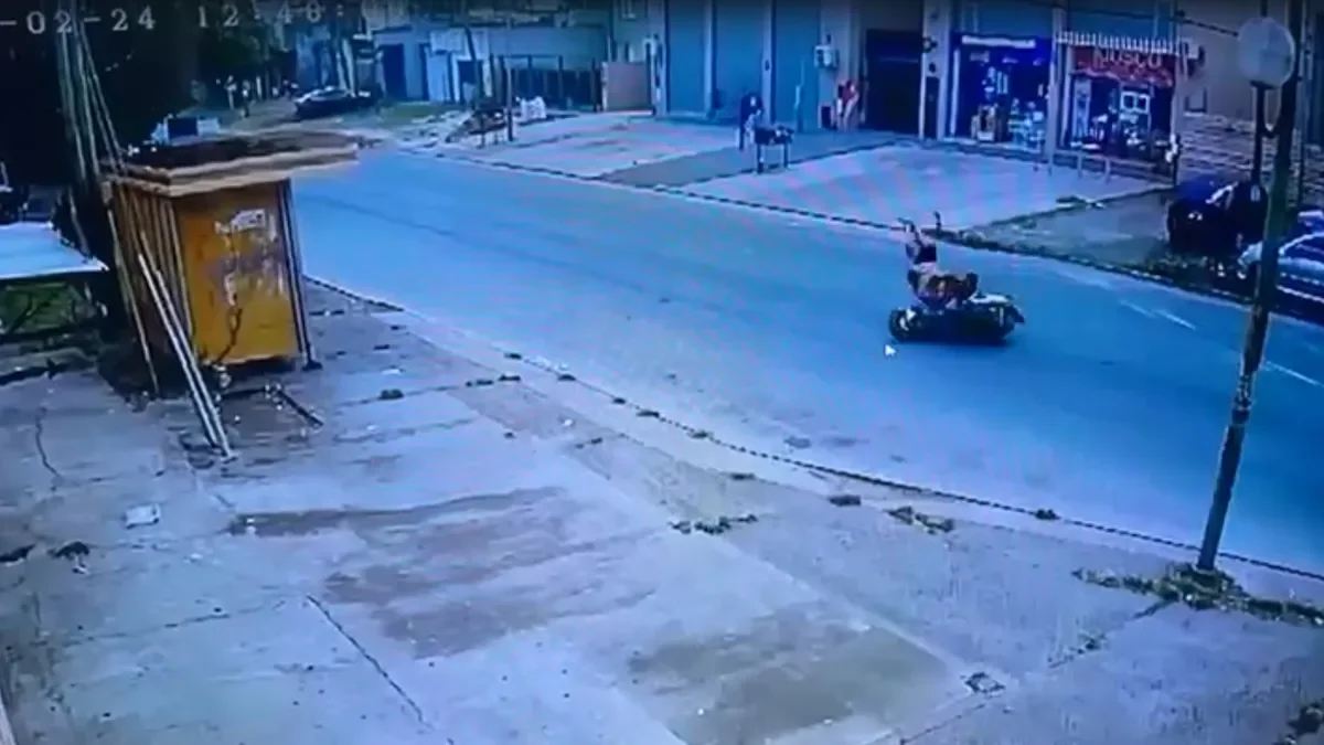 Mujer herida en La Plata: un conductor la deja abandonada tras atropello