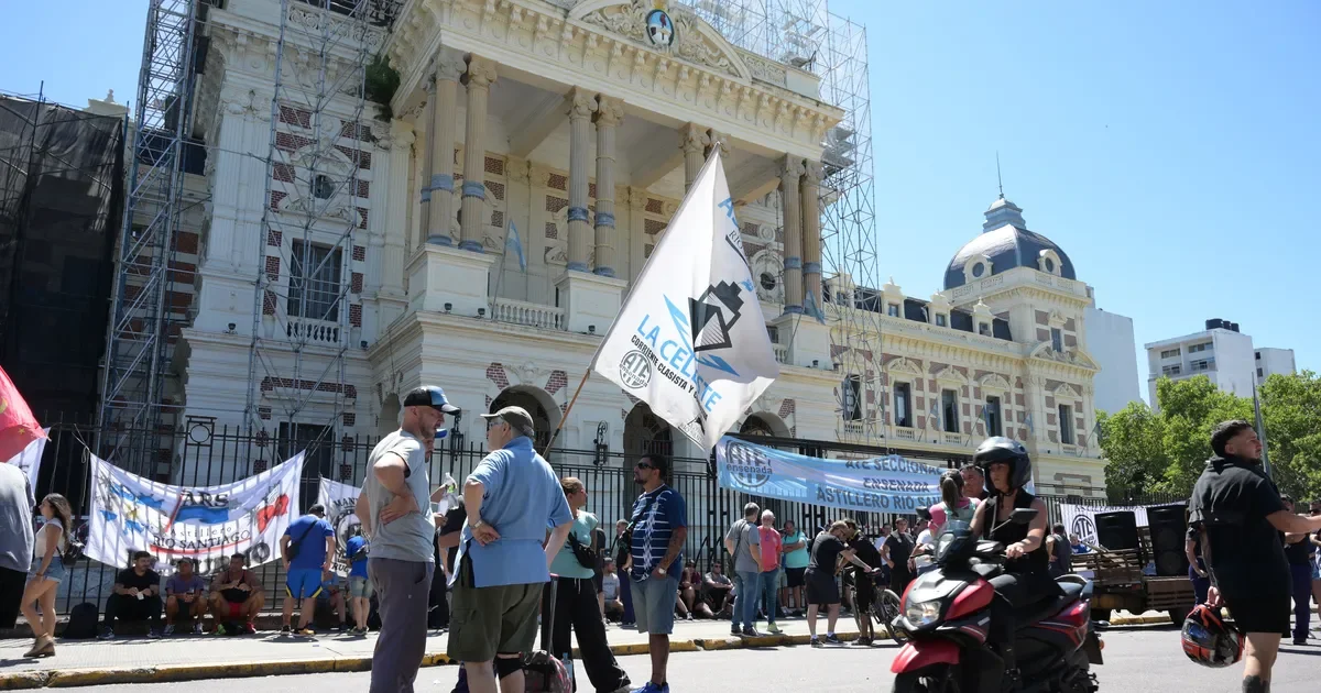 Protesta de trabajadores del Astillero Río Santiago interrumpe el tráfico en La Plata