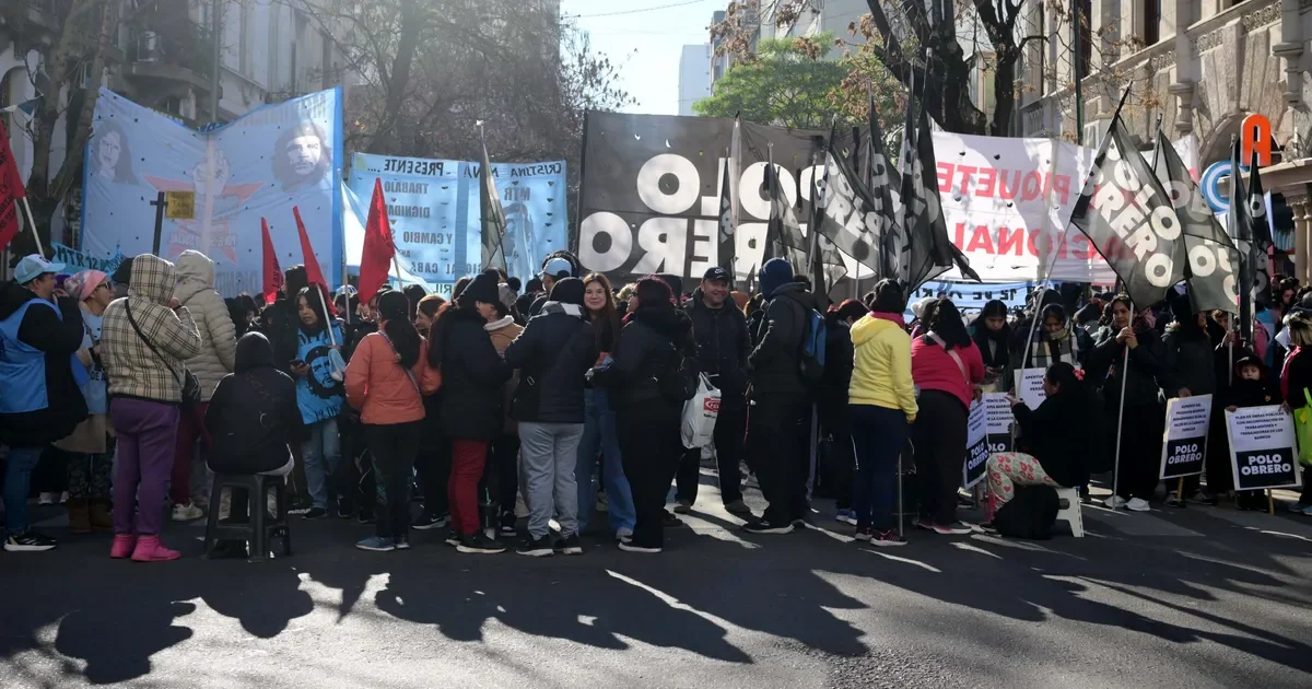 Protesta en el centro de La Plata: trabajadores exigen asistencia social con olla popular