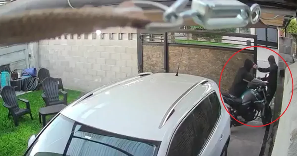 Roban moto en La Plata: delincuentes rompen portón y escapan con el botín