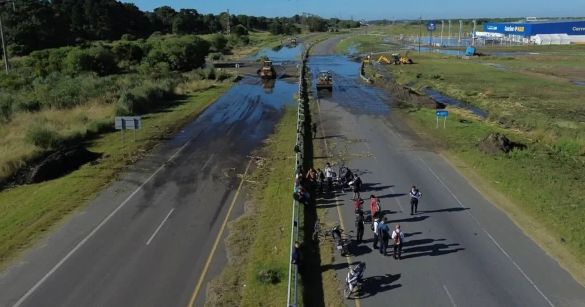 Ruta 11 cerrada: vecinos de La Plata enfrentan complicaciones por derrame cloacal