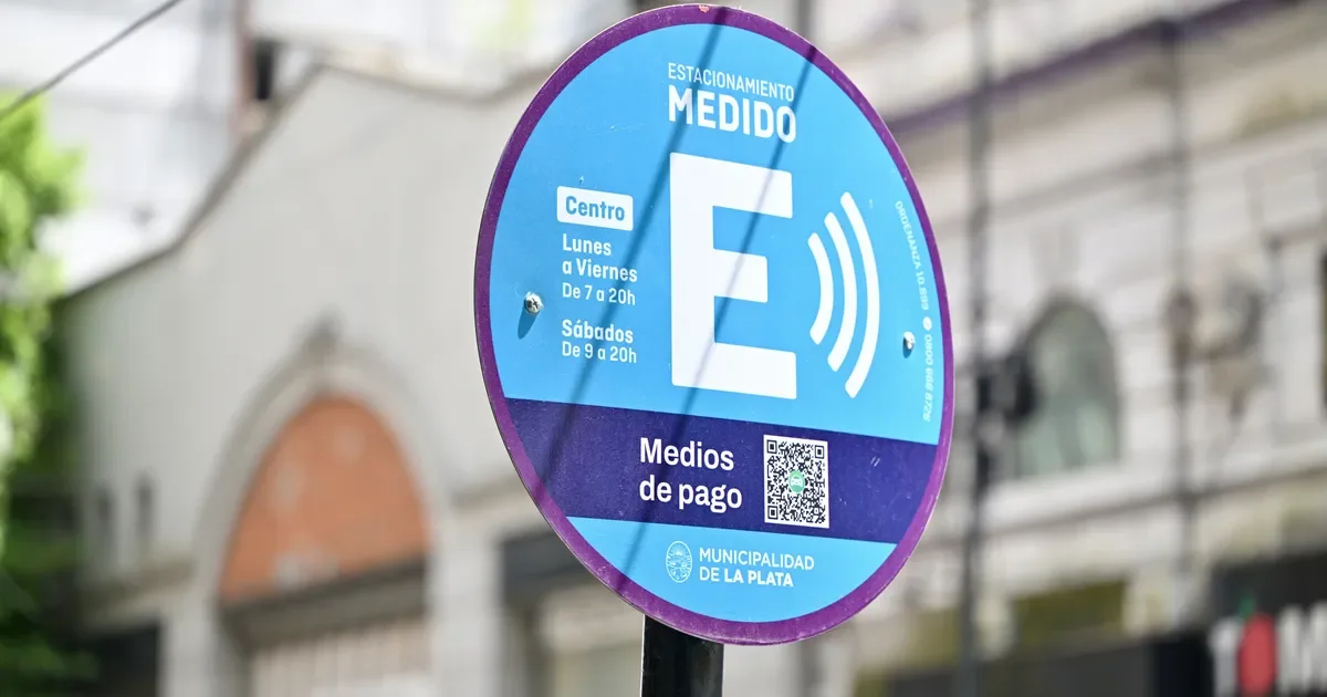 Servicios municipales en La Plata se adaptan para el feriado del sábado, afectando horarios y actividades.