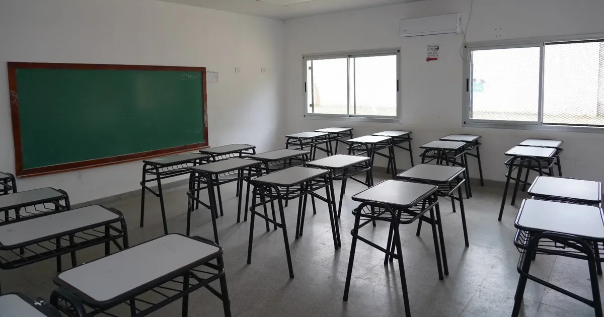 Tensión en Los Hornos: un alumno amenaza con un arma a otro en la escuela