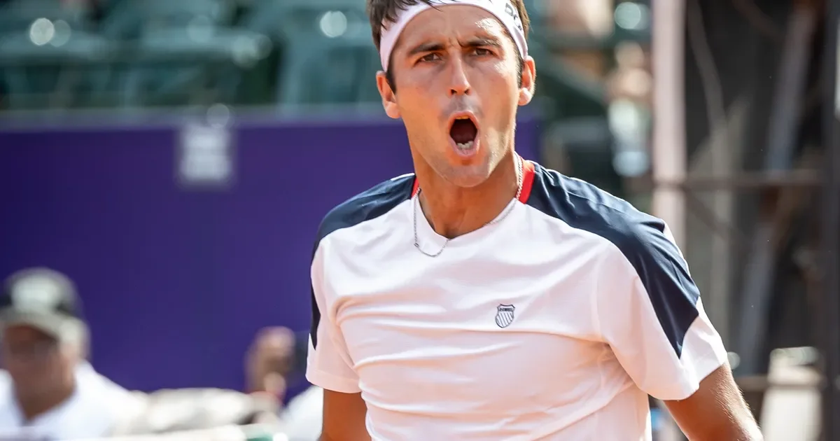 Tomás Etcheverry avanza a cuartos del ATP 250 en Houston tras un gran remontada.