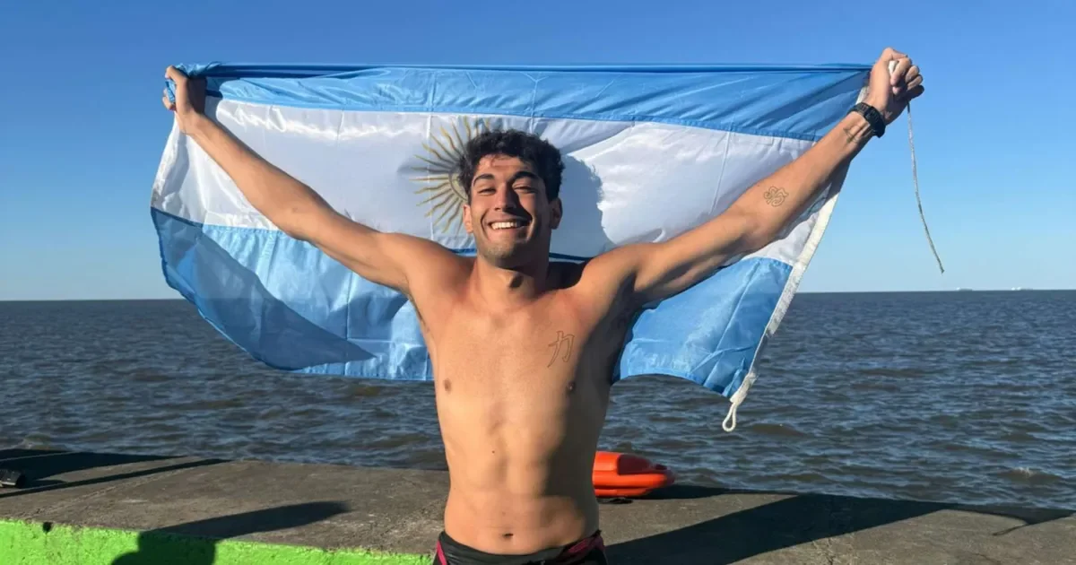 Un guardavidas de Berisso desafía al Río de la Plata y llega a Punta Lara tras nadar desde Uruguay