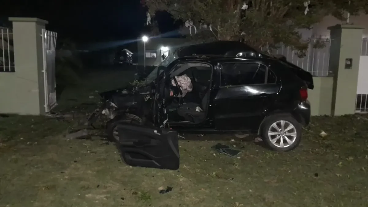 Un joven de 26 años pierde la vida en Berisso tras un trágico accidente contra un paredón