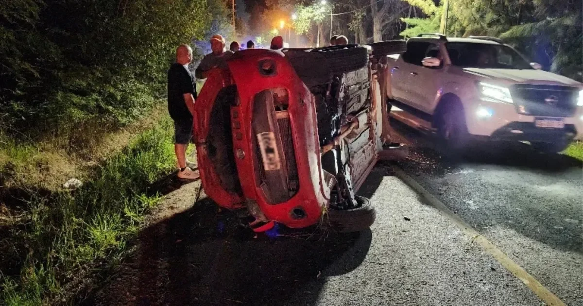 Vecinos de La Plata ayudan a rescatar a mujer policía tras vuelco de su auto
