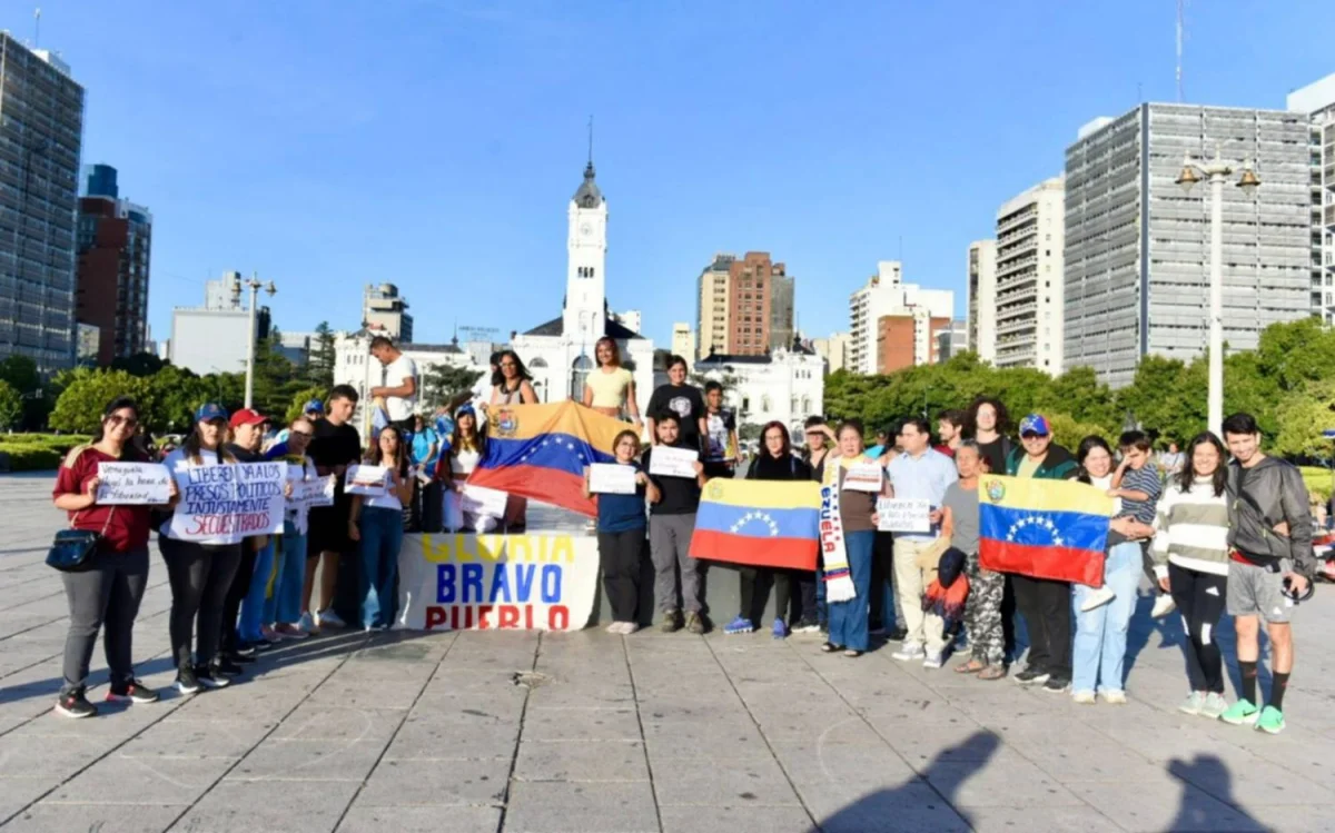 Venezolanos en Plaza Moreno: una muestra de apoyo tras la detención de Maduro