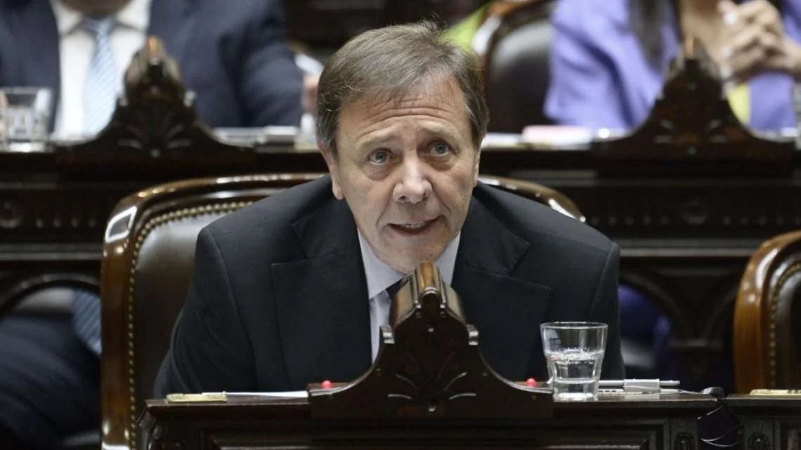 Zago asegura que apoyará la interpelación a Adorni en medio de críticas contundentes
